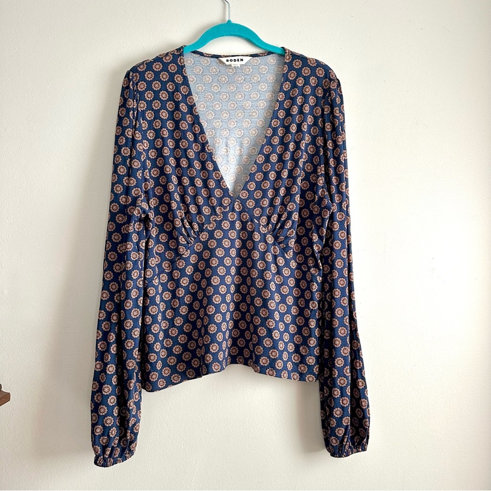 Boden • Printed V-Neck Top‎ in French Navy Sunflower